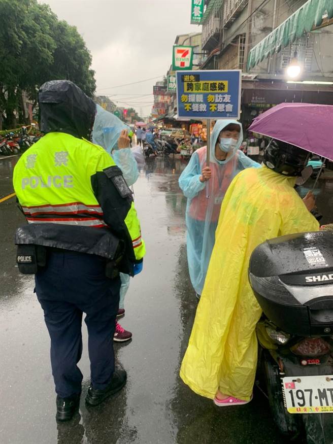 新北市新庄警分局自6月1日至6日共动员近千名人次的警力，配合区公所执行市场防疫勤务及热区巡逻。（新庄警分局提供）
