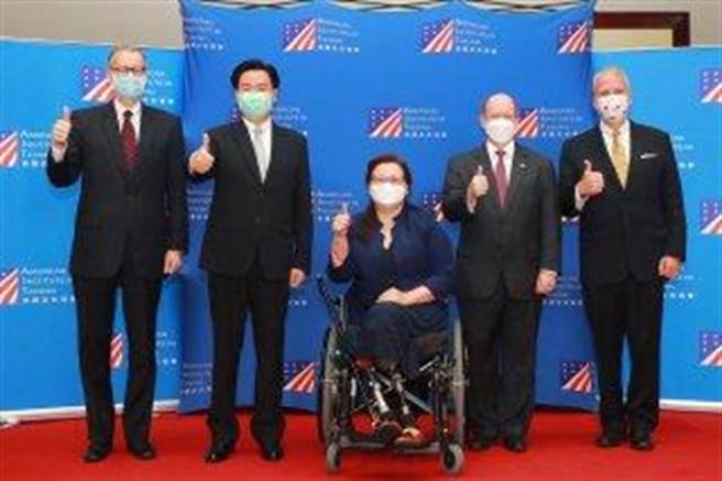 美国参议员访问团今天旋风访台3小时，宣布美国政府将捐赠台湾75万剂新冠肺炎疫苗。（外交部提供）