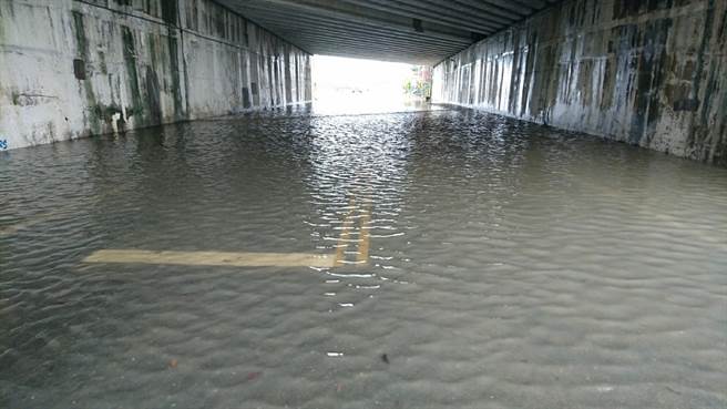 台南市連日豪大雨，以麻豆區北勢南57涵洞最嚴重，水淹最深達50公分。（台南市水利局提供／程炳璋台南傳真）