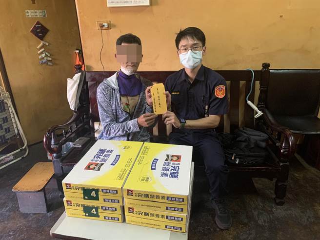 高雄三民二分局觉民所警员吕宗育平日即经营警察勤务区有成，对于社区贫户之爱心送暖总不落人后，面临疫情时代来临，同仁採新思维、避免直接性接触，聪明送爱心至社会基层角落。（警方提供）