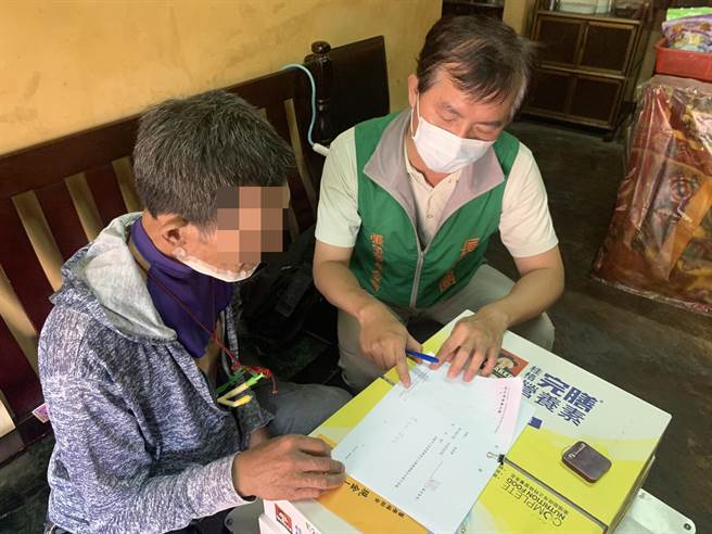 高雄三民二分局觉民所警员吕宗育平日即经营警察勤务区有成，对于社区贫户之爱心送暖总不落人后，面临疫情时代来临，同仁採新思维、避免直接性接触，聪明送爱心至社会基层角落。（警方提供）