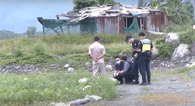 近日有宵小趁警方支援防疫工作，一夜之间窃走瓜农在东华大桥下，近500颗已被订购且将出货的西瓜，粗估至少损失21万。（警方提供／罗亦晽花莲传真）