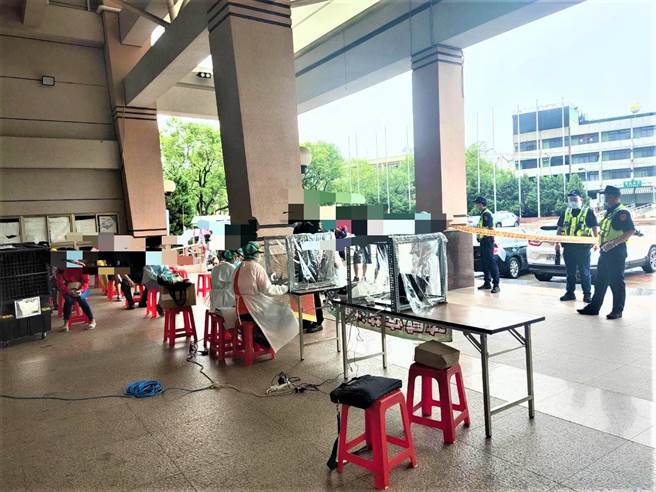 南投县卫生局与医疗单位不畏风雨，持续展开社区筛检站筛检。（南投县政府提供／卢金足台中传真） 