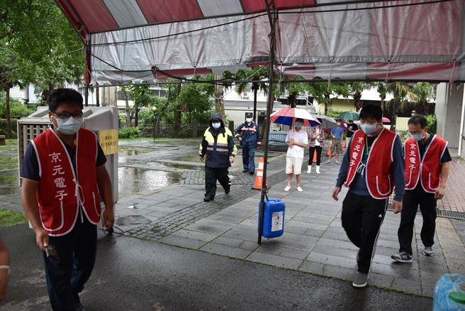 竹南顶埔里快筛站，6日下午开运作，一早就有里民前来排队候检。（谢明俊摄）
