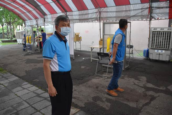 京元电竹南厂驻厂医师谢其俊率领所属诊所员工前来支援快筛。（谢明俊摄）