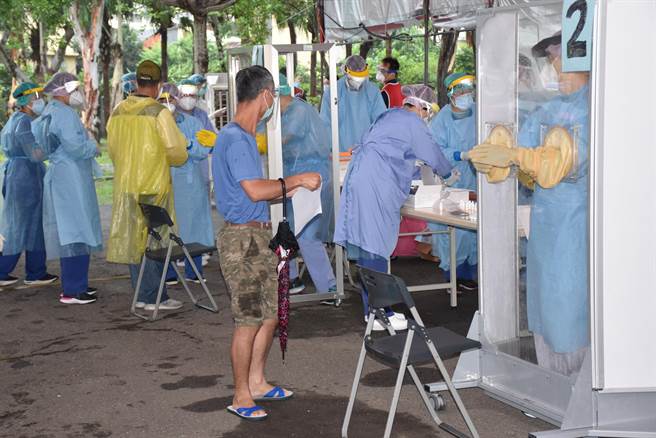 顶埔里快筛站共设有4个採检窗口，首日预计採检800人。（谢明俊摄）