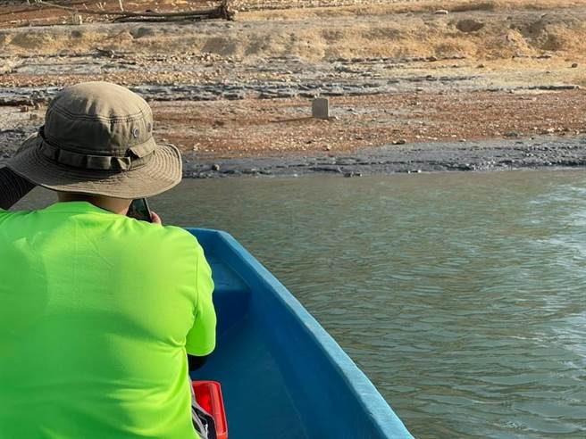 旱象严重，造成日月潭水位下降，知名脸书粉专《日月潭一等高》四月时发文，重见天日的 疑为清朝道光年间的墓碑。（摘自《日月潭一等高》脸书／卢金足南投传真）