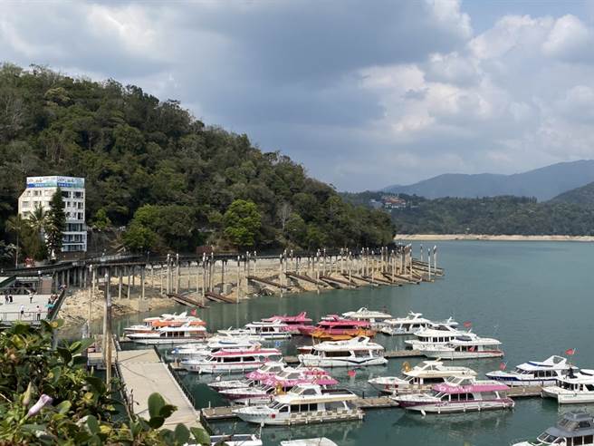 南投县连日来豪大雨不断，日月潭水库蓄水量恢復到5300余万吨，挥别旱象暂解渴。（卢金足摄）