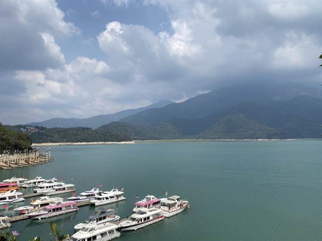 旱象也影响日月潭观光业，地方期待水来了，观光客也回来了。（卢金足摄）