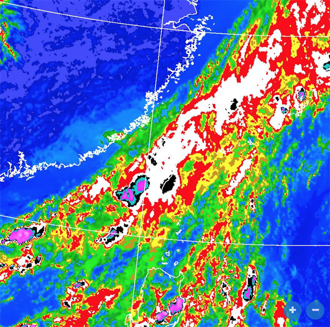 对流胞正通过台湾，台湾上空整片白。（翻摄自 气象局）