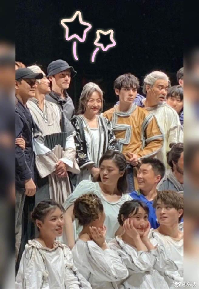 胡歌被目击现身薛佳凝舞台剧，两人还大方合照。（图／取材自新浪娱乐微博）