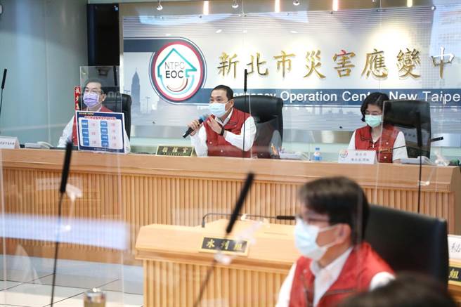 新北市衛生局長陳潤秋今（6日）回應，衛生局沒有要求要知道確診者消息，會去了解一下公告內容。副市長劉和然則表示，會了解公告，該撤回會撤回。（新聞局提供）