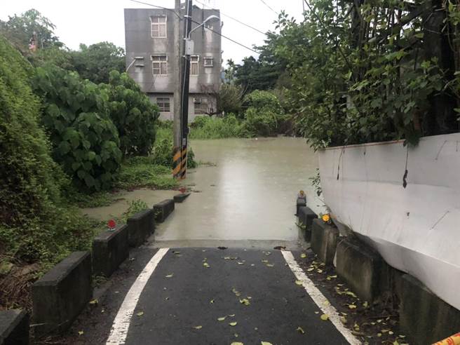 白河区白水溪暴涨，瓦磘子侧道路一度积水深达86公分。（白河区公所提供／刘秀芬台南传真）