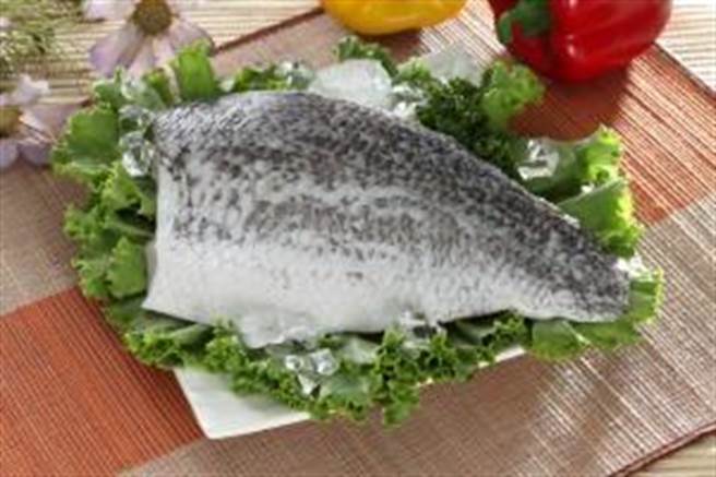金目鱸清肉魚排，金目鱸肉質肥厚清爽，蔥油清蒸就非常不錯。（新北市漁業處提供）