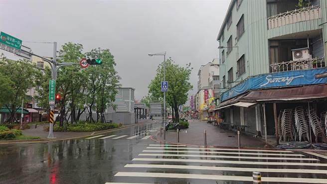 海安路商圈是台南市着名商圈，6日逢周日却冷清。（程炳璋摄）