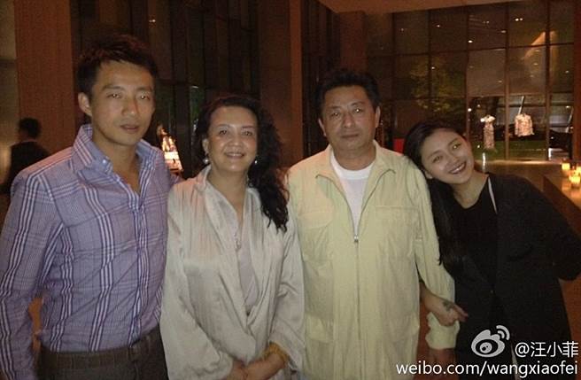 大S昔日与公婆合影。(取自汪小菲微博)