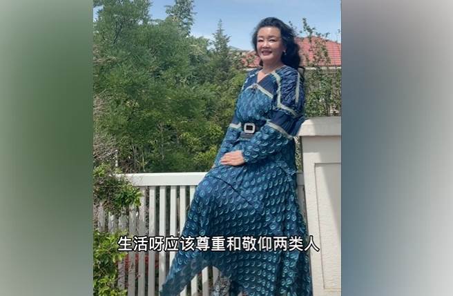 张兰今日照常拍片直播，不受儿子媳妇闹离婚风波影响。(取自张兰抖音)