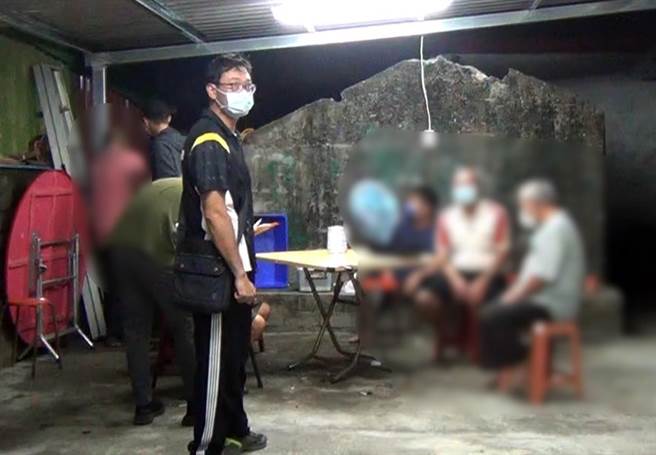 台东大武警分局查获7人深夜聚赌。（翻摄画面）.