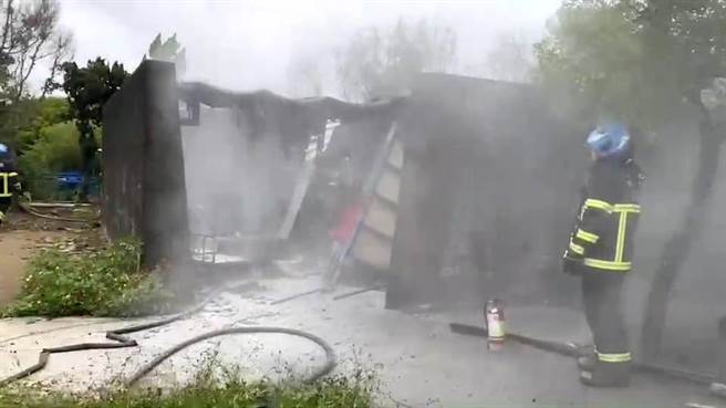 嘉义东石「永丰」烟火厂爆炸，消防人员灌救灭火。（民眾提供）