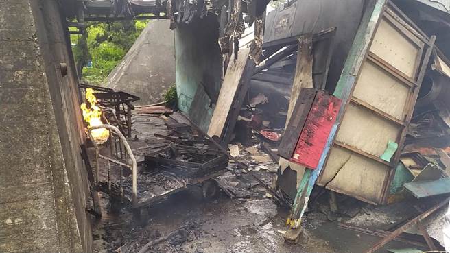 嘉义东石「永丰」烟火厂爆炸，消防人员迅速灭火。（民眾提供）