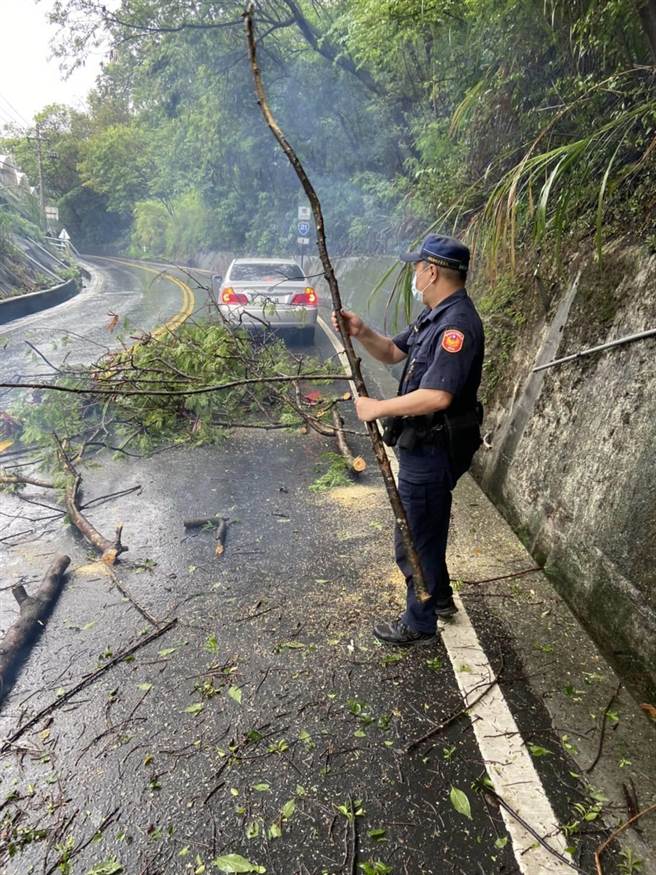 员警积极的在道路上交通管制及排除道路障碍之举，深获民眾好评，。（信义分局提供／卢金足南投传真）