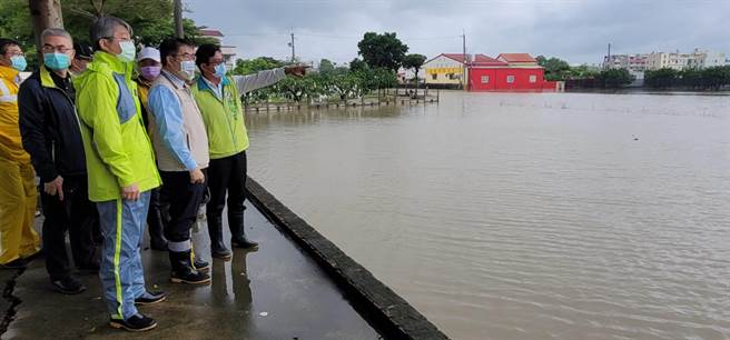 台南市长黄伟哲（右二）现场勘察麻豆区埤头里退水状况。（台南市水利局提供／刘秀芬台南传真）