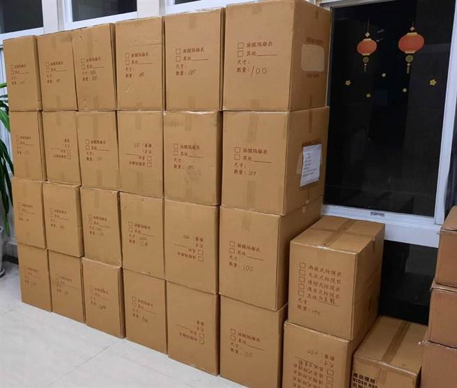 新北市板桥慈惠宫发扬妈祖救苦救难、护佑百姓的精神，近日捐赠147万5000元予新北市政府消防局购置防疫物资。（消防局提供）