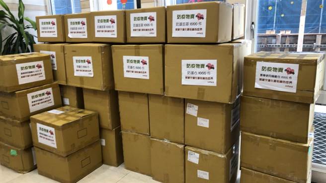 新北市板桥慈惠宫发扬妈祖救苦救难、护佑百姓的精神，近日捐赠147万5000元予新北市政府消防局购置防疫物资。（消防局提供）