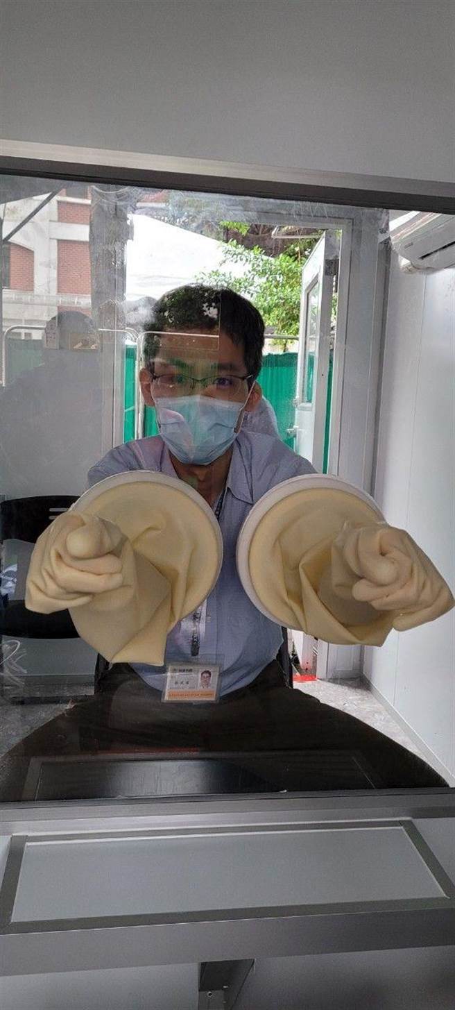 国际狮子会300A2区臺北市千禧狮子会捐赠正负压检疫舱予社区筛检站，保护筛检医护「零接触」高风险民眾。（院方提供）