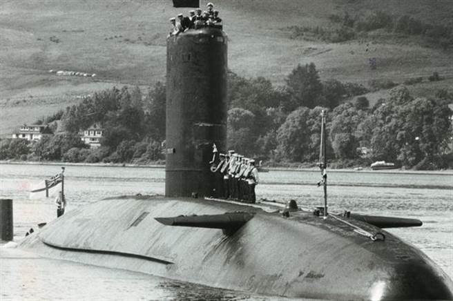 1982年7月，击沉敌舰返回英国的征服者号。(图/英国皇家海军)