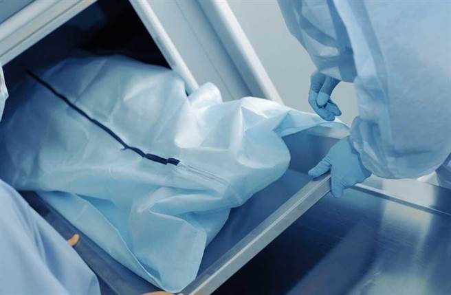 大陆一名网友发文，指姊姊惨遭纠缠她的同事杀害，因司法流程，姊姊遗体躺在冰柜2个月无法火化安置。（示意图，达志影像/shutterstock）