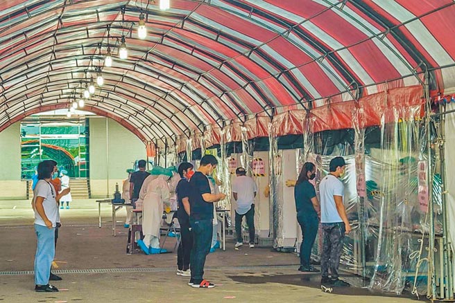 苗栗、新竹等晶圆大厂陆续传出大规模移工确诊，影响国内科技产业。图为超丰电子厂5日为员工进行快筛。（读者提供／罗浚滨苗栗传真）