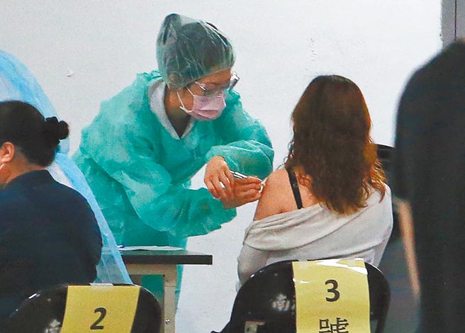 台湾民意基金会董事游盈隆表示，蔡英文总统力挺的高端疫苗一连5天跌停板，显示蔡总统的影响力和说服力盪到新谷底。图为民眾施打疫苗。（赵双杰摄）