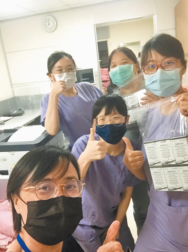 罗东博爱医院药剂科主任陈淑谧（左下）与药剂科的工作伙伴可说是抗疫战争的最佳后勤补给部队。（罗东博爱医院提供／胡健森宜兰传真）