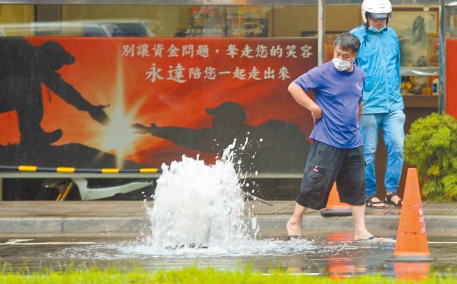 梅雨锋面来袭，中央气象局5日针对全国11县市发布豪雨、大雨特报。（张铠乙摄）