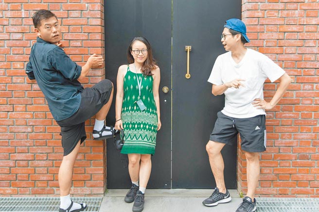 剧场人黄鼎云（左起）、洪千涵、张刚华发起艺术快递活动，为观眾客制化小作品。（明日和合制作所提供）