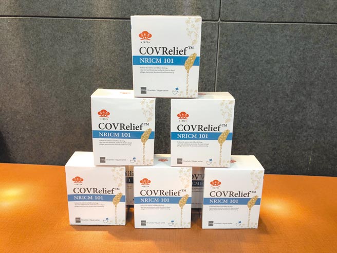 員榮醫療體系總院長張克士取得「清冠一號」，將免費提供輕症確診者服用。（員生醫院提供／謝瓊雲彰化傳真）