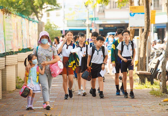 中部地区国小学生报考私立中学国中部的风气相当盛行，今年私中新生报到情况又较去年踊跃，教育界忧心长期下来，恐导致教育资源歪斜。（黄国峰摄）