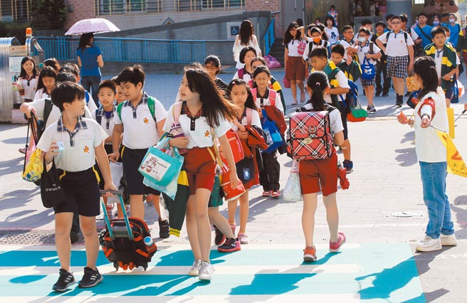 受12年國教新課綱等政策的影響，中部地區「私校迷思」情況不減反增，教育界不諱言，小學生為考私立國中，普遍至少要補習2年。（黃國峰攝）