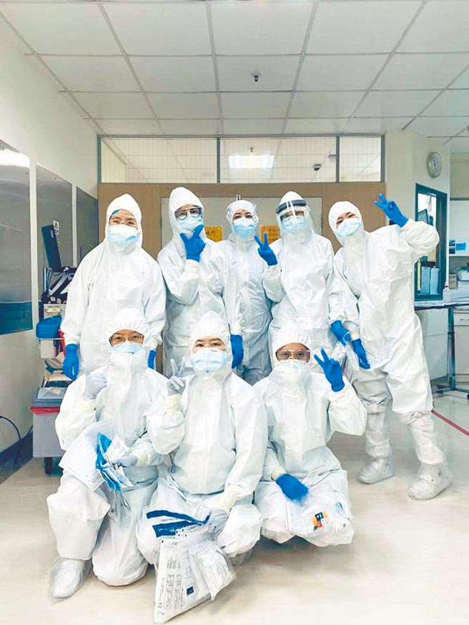 双和医院基层护理师在「我是中和人」脸书社团发文吐露心声，拜托民眾待在家，好好做好防疫。（摘自我是中和人脸书社团／叶书宏新北传真）