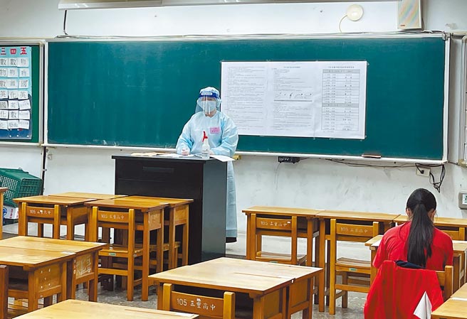 新北市教育局5日辦理連續2天的國中會考補考，由於疫情嚴峻，每間試場僅安排3名考生，監試老師身著全套防護衣上陣，手持消毒噴槍隨時做好防疫措施。（新北市教育局提供／許哲瑗新北傳真）