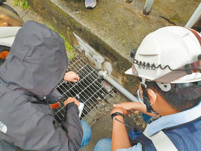 新北市中和区藤寮坑沟近日遭人排放废水，整条沟渠被染成一片灰白色泥状，环保局获报后展开查缉，发现污染源来自附近一处营造工程。（新北市环保局提供／许哲瑗新北传真）