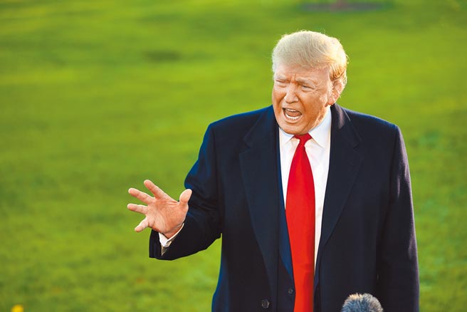 社群媒体巨擘脸书（Facebook）4日决定对前美国总统川普停权2年，川普反击称这是羞辱投票给他的数千万选民，并预告2024再度挑战白宫大位。（中新社）