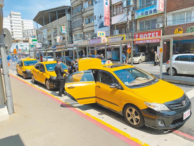 中央4.0纾困计画宣布计程车运匠最高补助3万元。（蔡依珍摄）
