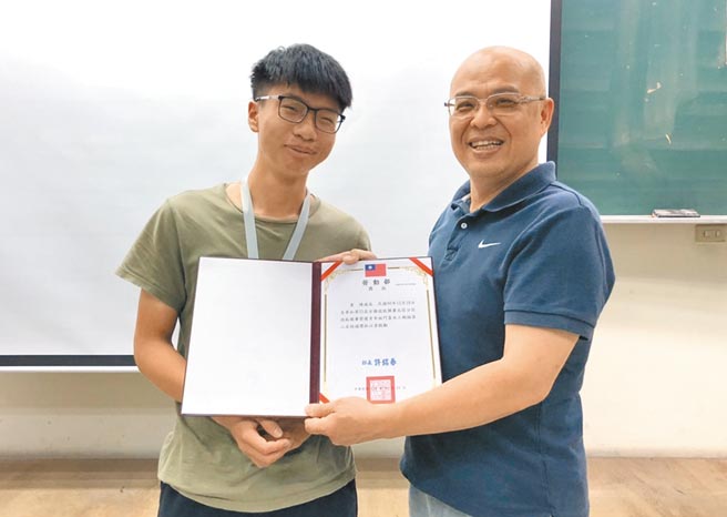 健行科大室設系大一生陳威丞（左）參加北區技能競賽，榮獲門窗木工職類第2名佳績，順利取得全國賽門票。（健行科技大學提供／蕭靈璽桃園傳真）