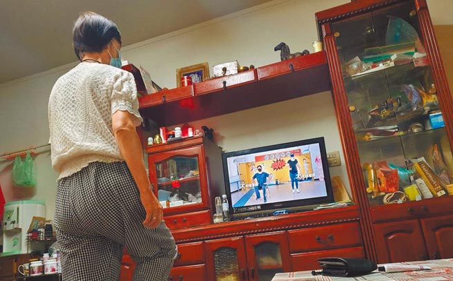 彰化县社会处请来专业健身教练拍摄简易运动健身影片，要让因关怀据点关闭、宅在家的长者跟着影片动一动。（谢琼云摄）