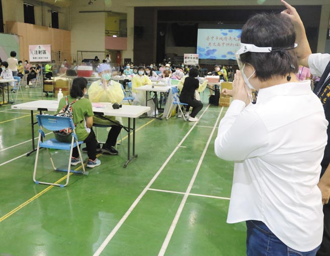 台中市長盧秀燕5日前往惠文高中快打站視察，雙手合十向醫護人員加油打氣。（台中市府提供／盧金足台中傳真）