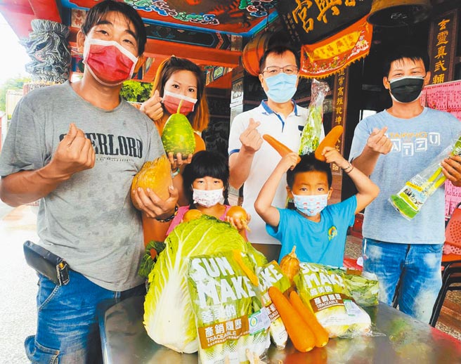 雲林菜農林佳新（右一）在群組發起送3000箱健康蔬菜箱給在防疫第一線的醫護人員，由雲林小農無償供應。（吳芳銘提供／周麗蘭雲林傳真）