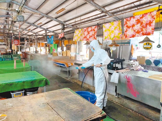 台南市政府派員到佳里區第一黃昏市場清消。（台南市政府提供／曹婷婷台南傳真）