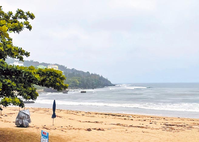 受到疫情影響墾丁宣布封閉海灘，加上梅雨鋒面來襲，讓整個恆春半島顯得更加冷清。（林和生攝）